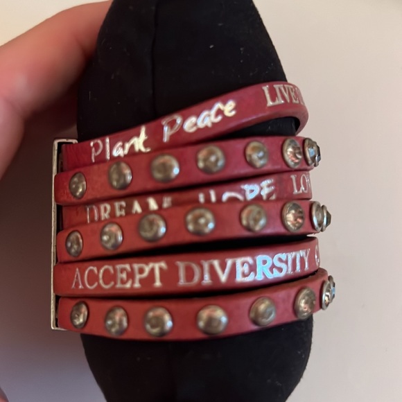 Good Work(s) Make a Difference Pink Leather Bracelet - Picture 4 of 5